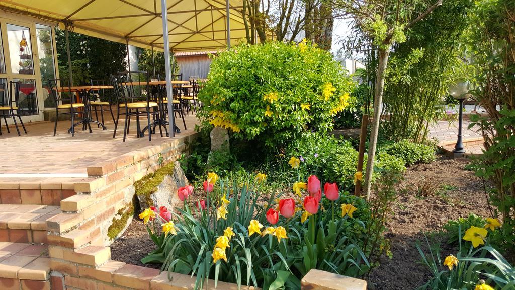 Logis Hotel "Ici M'Aime" Rouvray  Exterior foto